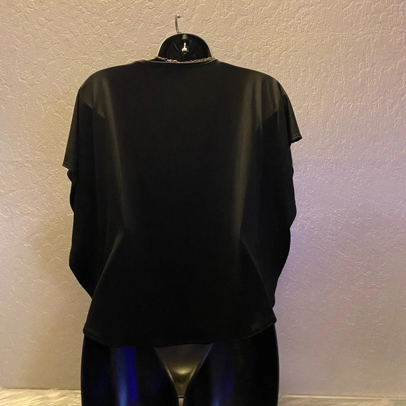 🆕 Julie’s Closet Black Blouse with Accent Necklace - Picture 8 of 9